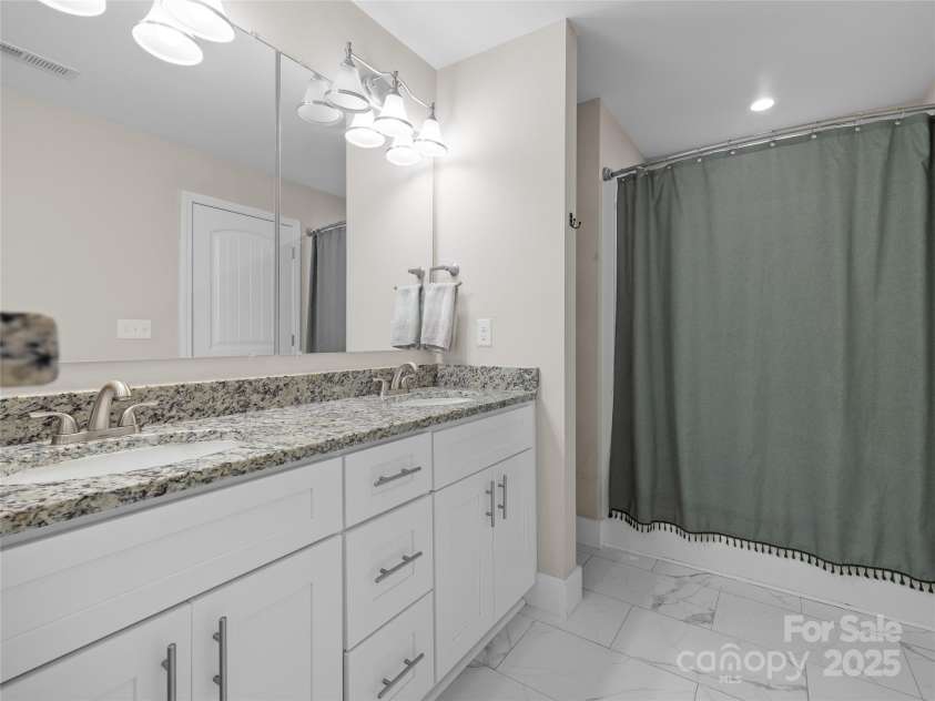 226 Oak Brook Lane, Gaffney, SC 29341.  MLS# CAR4274351, YatesRealty ID 24357. 