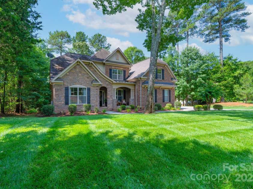 303 Ridge Reserve Drive, Clover, SC 29710.  MLS# CAR4232710, YatesRealty ID 24358. Welcome home! Gorgeous location in desirable Heron Cove