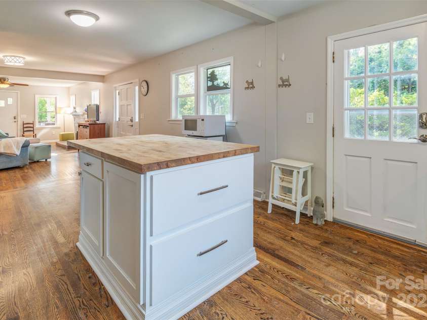 34 Vandalia Avenue, Asheville, NC 28806.  MLS# CAR4276401, YatesRealty ID 2436. 