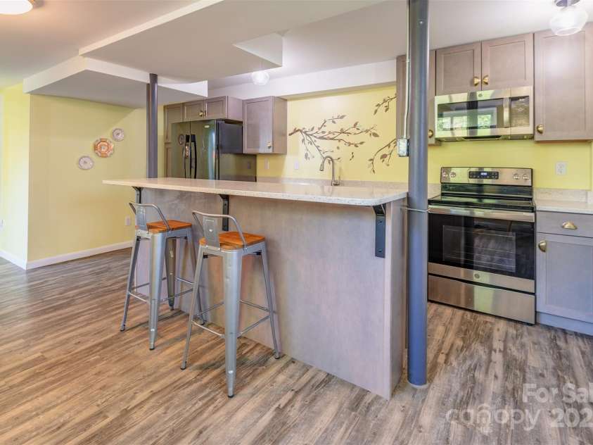 34 Vandalia Avenue, Asheville, NC 28806.  MLS# CAR4276401, YatesRealty ID 2436. Lower Level Apartment