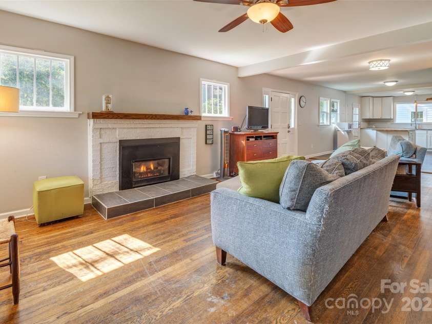 34 Vandalia Avenue, Asheville, NC 28806.  MLS# CAR4276401, YatesRealty ID 2436. Natural Gas Fireplace