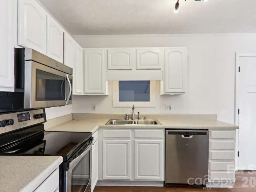 591 Blue Ridge Road, Black Mountain, NC 28711.  MLS# CAR4320573, YatesRealty ID 2436. Stainless appliances