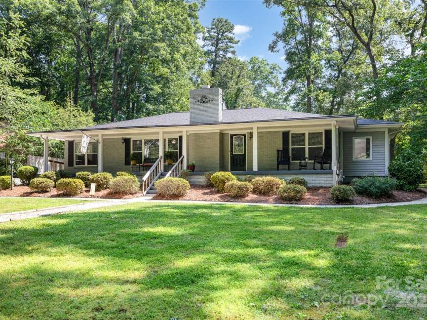 304 Colonial Drive, Salisbury, NC 28144.  MLS# CAR4275040, YatesRealty ID 24362. 