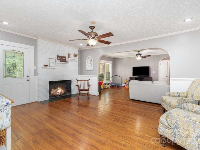 304 Colonial Drive, Salisbury, NC 28144.  MLS# CAR4275040, YatesRealty ID 24362. 