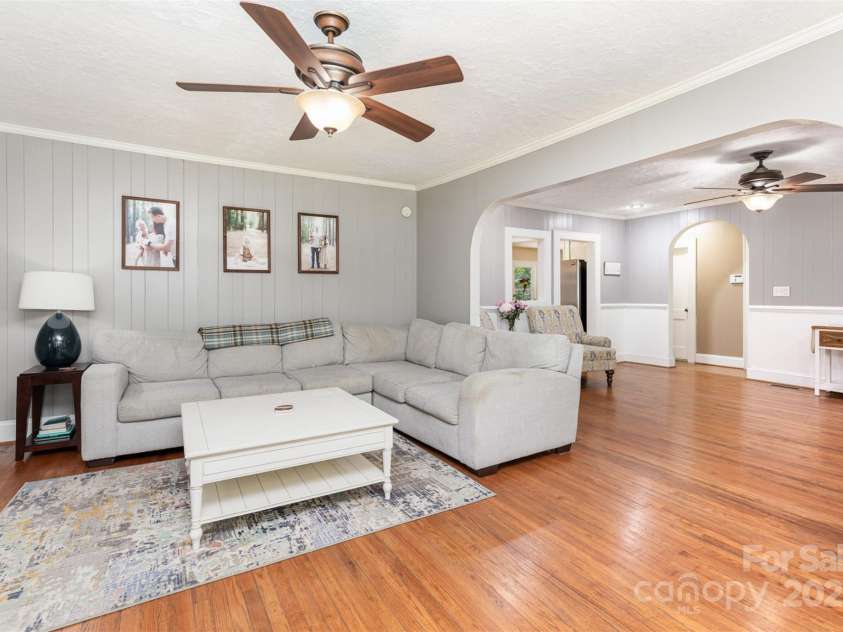 304 Colonial Drive, Salisbury, NC 28144.  MLS# CAR4275040, YatesRealty ID 24362. 