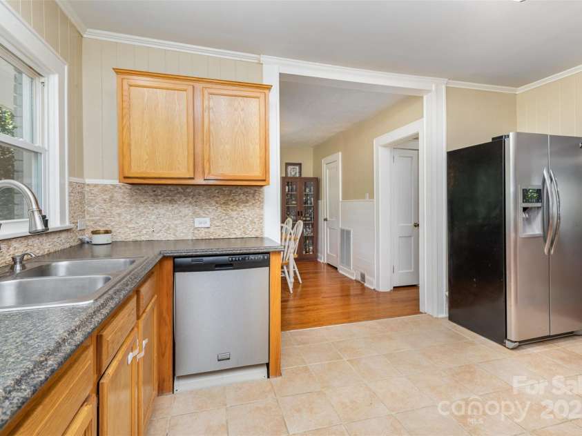 304 Colonial Drive, Salisbury, NC 28144.  MLS# CAR4275040, YatesRealty ID 24362. 