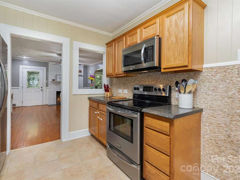 304 Colonial Drive, Salisbury, NC 28144.  MLS# CAR4275040, YatesRealty ID 24362. 