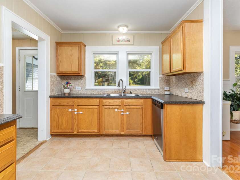 304 Colonial Drive, Salisbury, NC 28144.  MLS# CAR4275040, YatesRealty ID 24362. 