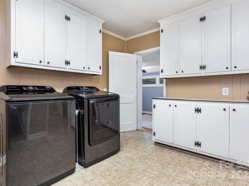 304 Colonial Drive, Salisbury, NC 28144.  MLS# CAR4275040, YatesRealty ID 24362. 