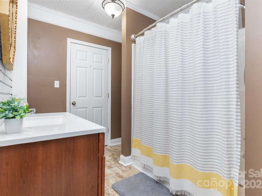 304 Colonial Drive, Salisbury, NC 28144.  MLS# CAR4275040, YatesRealty ID 24362. 
