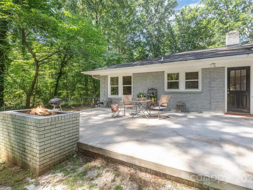 304 Colonial Drive, Salisbury, NC 28144.  MLS# CAR4275040, YatesRealty ID 24362. 