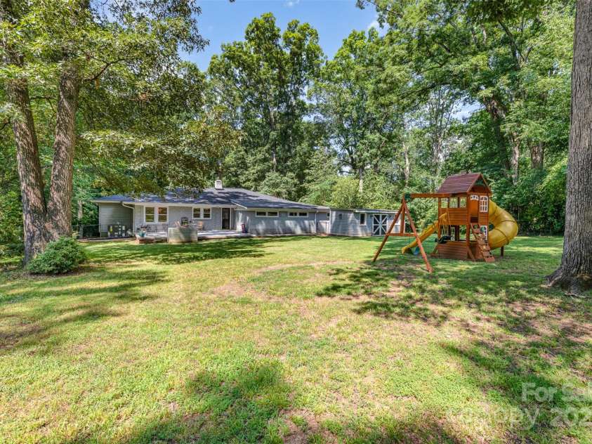 304 Colonial Drive, Salisbury, NC 28144.  MLS# CAR4275040, YatesRealty ID 24362. 