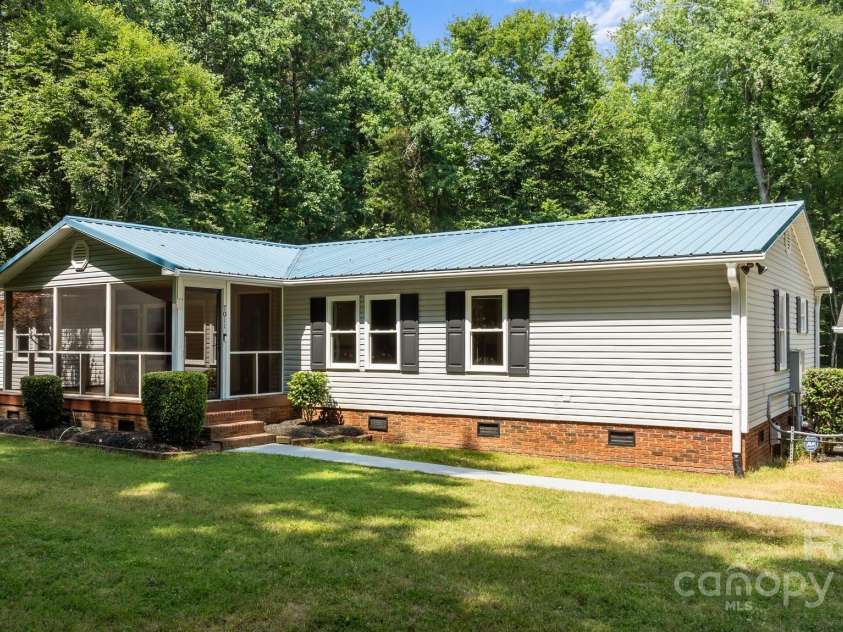 7011 Providence Road, Waxhaw, NC 28173.  MLS# CAR4271791, YatesRealty ID 24363. 
