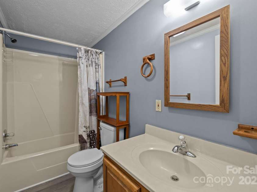 7011 Providence Road, Waxhaw, NC 28173.  MLS# CAR4271791, YatesRealty ID 24363. Hall Bath