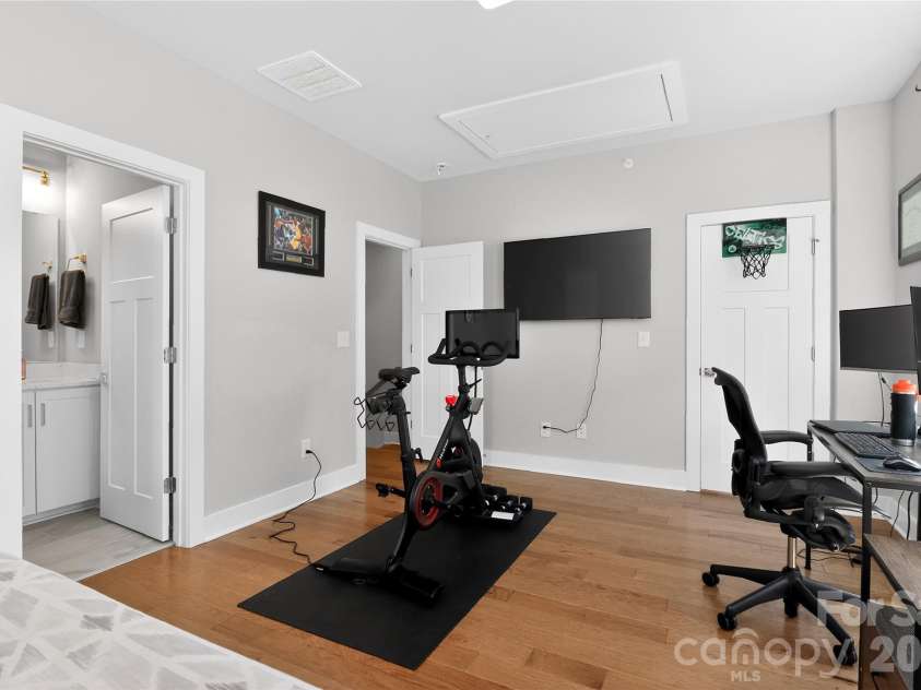 2024 Bryant Park Drive, Charlotte, NC 28208.  MLS# CAR4385120, YatesRealty ID 24365. 