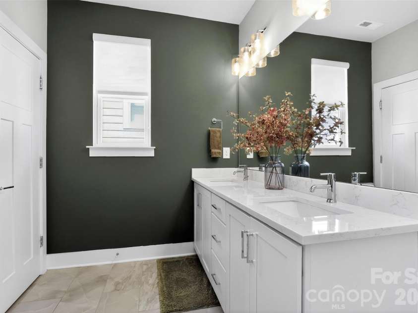 2024 Bryant Park Drive, Charlotte, NC 28208.  MLS# CAR4385120, YatesRealty ID 24365. 
