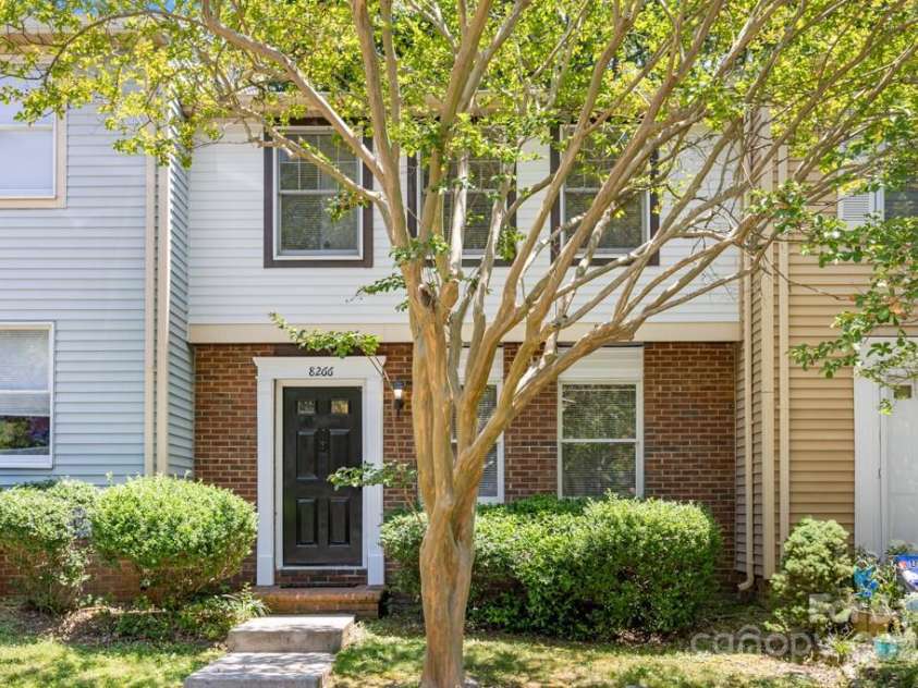 8266 Knights Bridge Road, Charlotte, NC 28210.  MLS# CAR4273701, YatesRealty ID 24365. 