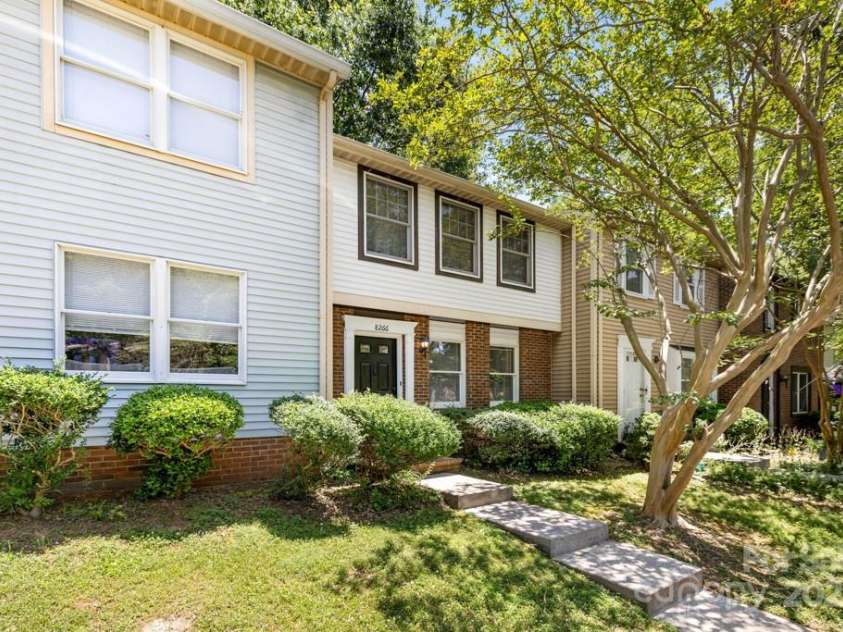 8266 Knights Bridge Road, Charlotte, NC 28210.  MLS# CAR4273701, YatesRealty ID 24365. 