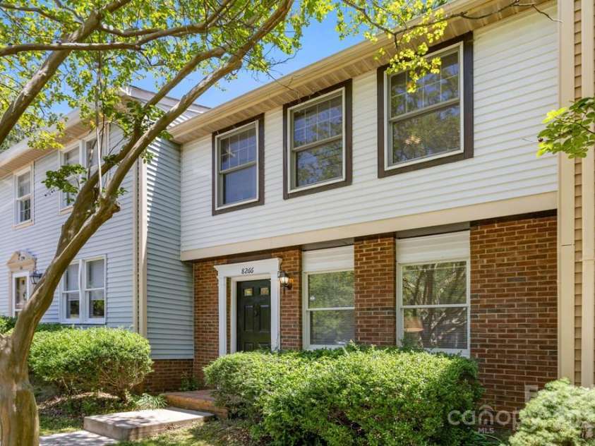 8266 Knights Bridge Road, Charlotte, NC 28210.  MLS# CAR4273701, YatesRealty ID 24365. 