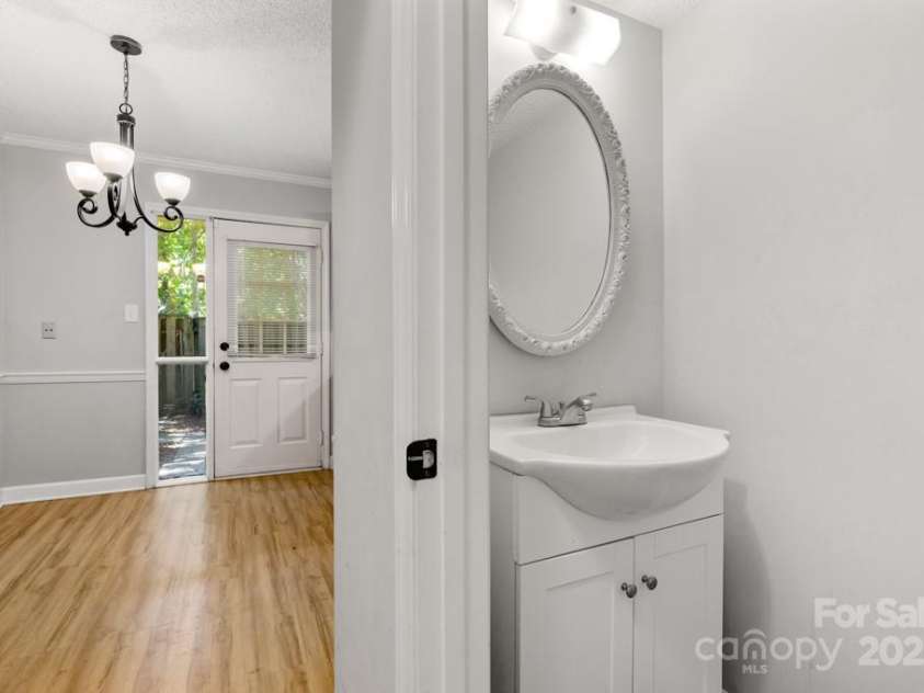 8266 Knights Bridge Road, Charlotte, NC 28210.  MLS# CAR4273701, YatesRealty ID 24365. 