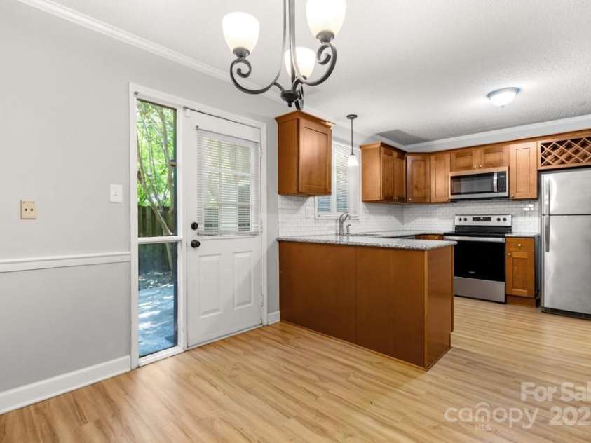 8266 Knights Bridge Road, Charlotte, NC 28210.  MLS# CAR4273701, YatesRealty ID 24365. 
