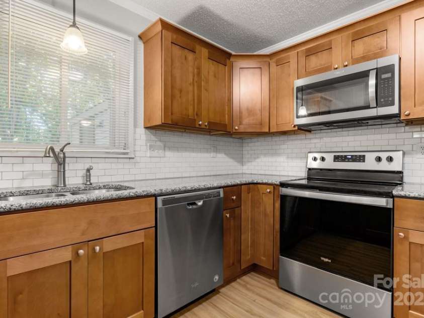 8266 Knights Bridge Road, Charlotte, NC 28210.  MLS# CAR4273701, YatesRealty ID 24365. 