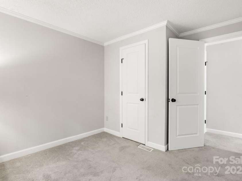 8266 Knights Bridge Road, Charlotte, NC 28210.  MLS# CAR4273701, YatesRealty ID 24365. 