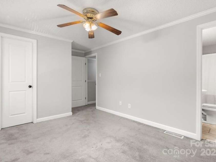 8266 Knights Bridge Road, Charlotte, NC 28210.  MLS# CAR4273701, YatesRealty ID 24365. 