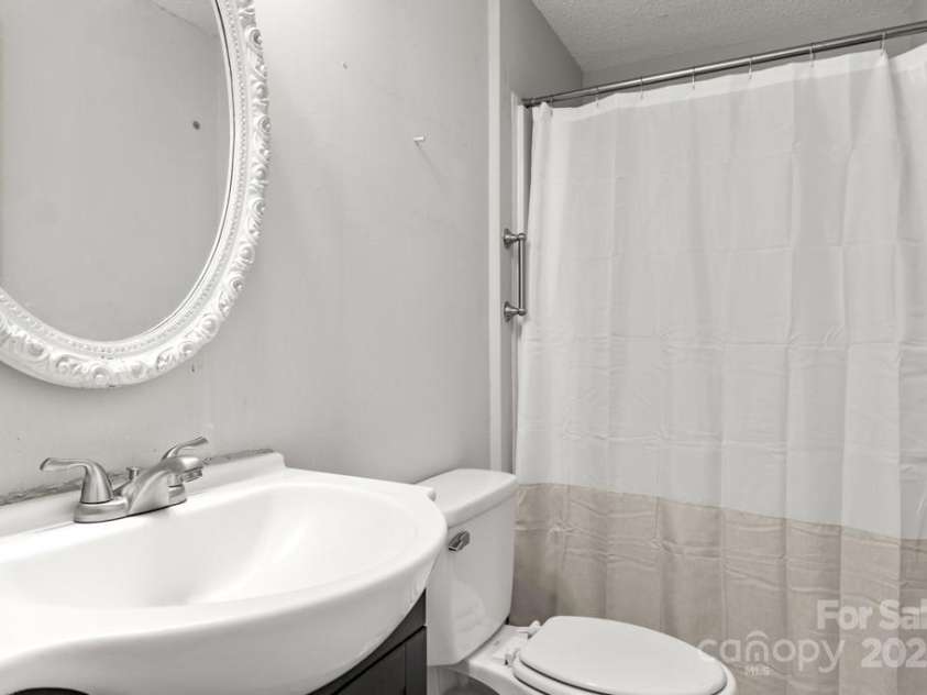 8266 Knights Bridge Road, Charlotte, NC 28210.  MLS# CAR4273701, YatesRealty ID 24365. 