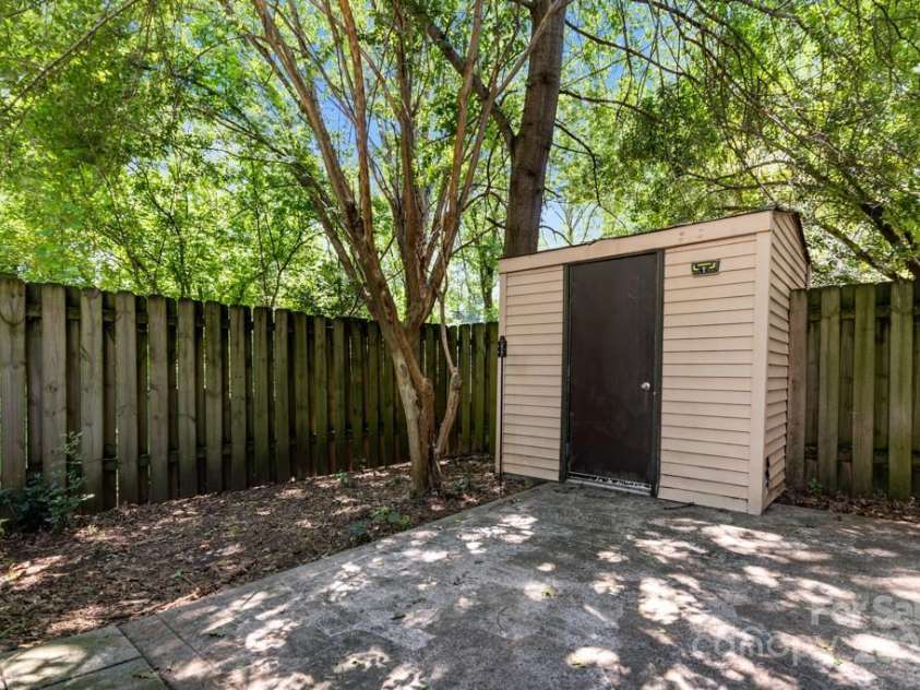 8266 Knights Bridge Road, Charlotte, NC 28210.  MLS# CAR4273701, YatesRealty ID 24365. 
