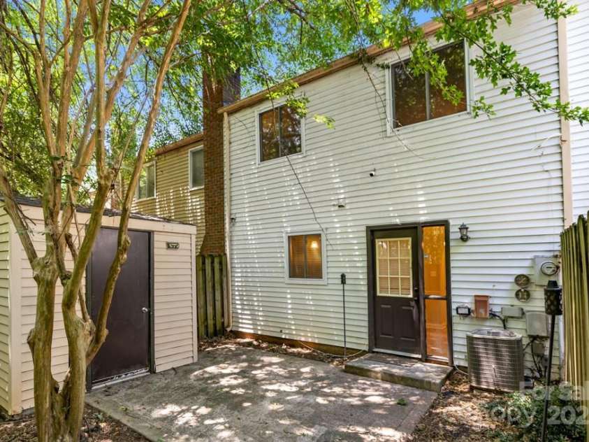 8266 Knights Bridge Road, Charlotte, NC 28210.  MLS# CAR4273701, YatesRealty ID 24365. 