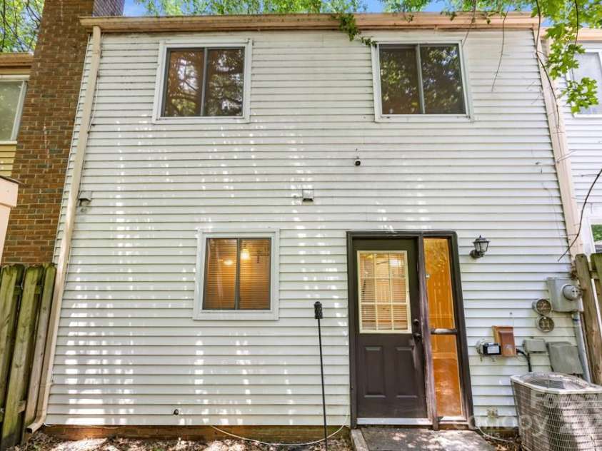 8266 Knights Bridge Road, Charlotte, NC 28210.  MLS# CAR4273701, YatesRealty ID 24365. 
