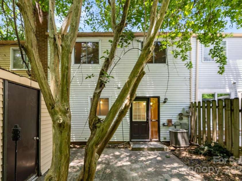 8266 Knights Bridge Road, Charlotte, NC 28210.  MLS# CAR4273701, YatesRealty ID 24365. 