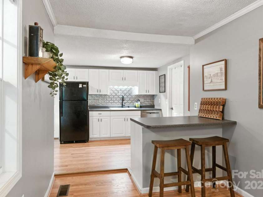 147 Mink Farm Road, Leicester, NC 28748.  MLS# CAR4276189, YatesRealty ID 24366. Eat-In Breakfast Bar