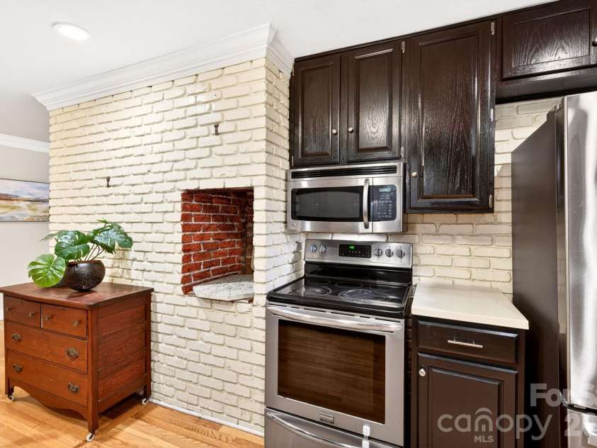 25 Bevlyn Drive, Asheville, NC 28803.  MLS# CAR4383136, YatesRealty ID 24366. Brick wall details