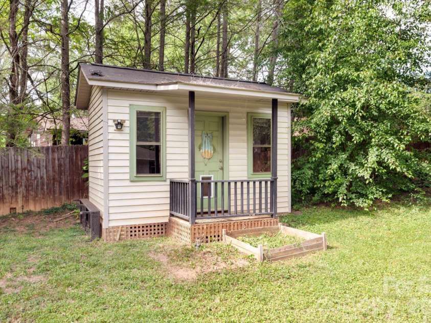 25 Bevlyn Drive, Asheville, NC 28803.  MLS# CAR4383136, YatesRealty ID 24366. Cute studio or storage shed