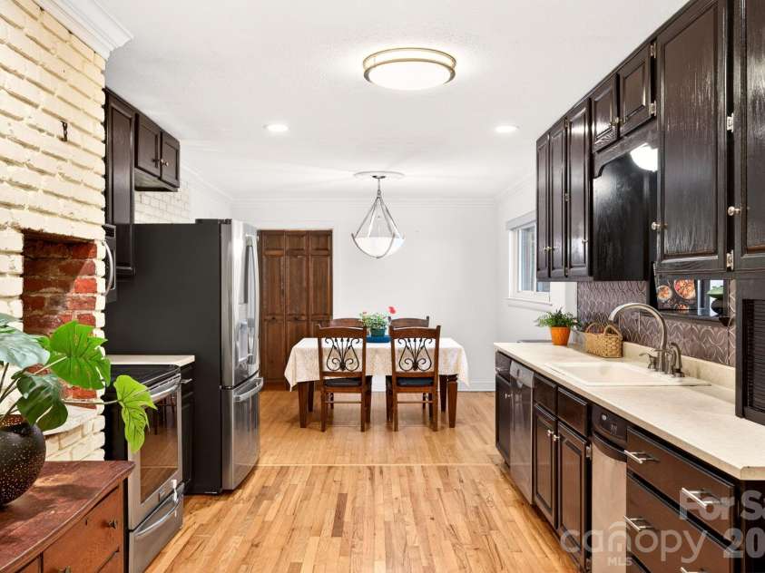 25 Bevlyn Drive, Asheville, NC 28803.  MLS# CAR4383136, YatesRealty ID 24366. Dining/Breakfast Knook