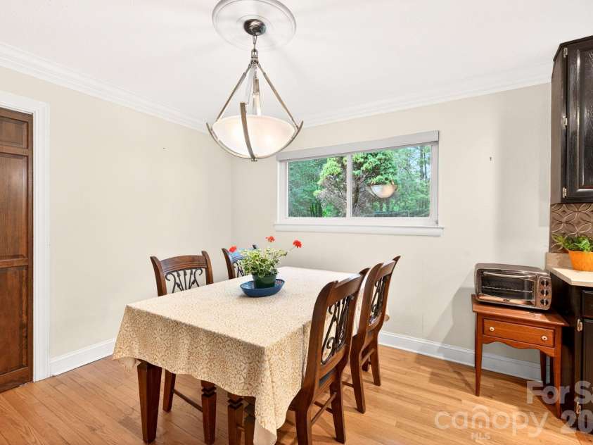 25 Bevlyn Drive, Asheville, NC 28803.  MLS# CAR4383136, YatesRealty ID 24366. Dining/Breakfast Knook