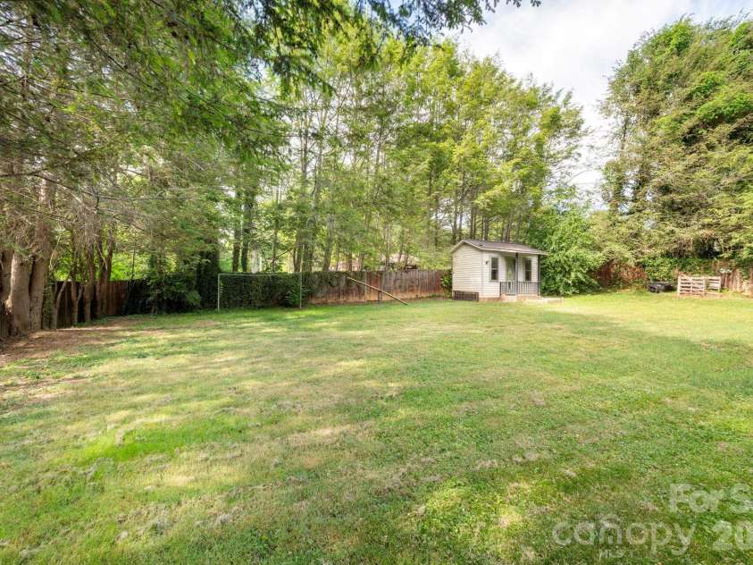 25 Bevlyn Drive, Asheville, NC 28803.  MLS# CAR4383136, YatesRealty ID 24366. Large flat, fully fenced backyard