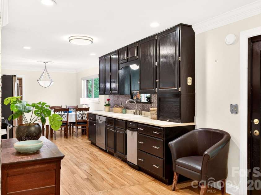 25 Bevlyn Drive, Asheville, NC 28803.  MLS# CAR4383136, YatesRealty ID 24366. Spacious kitchen