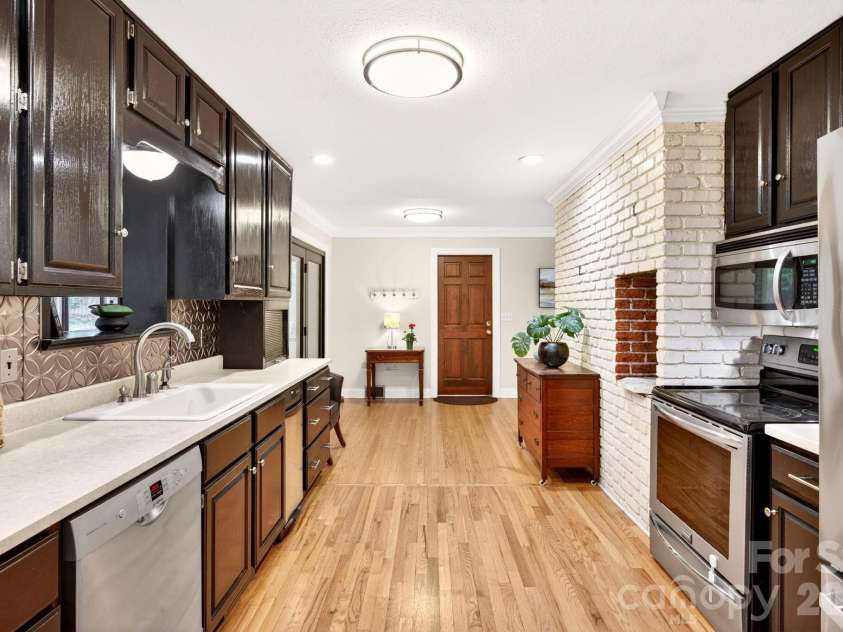 25 Bevlyn Drive, Asheville, NC 28803.  MLS# CAR4383136, YatesRealty ID 24366. SS Appliances