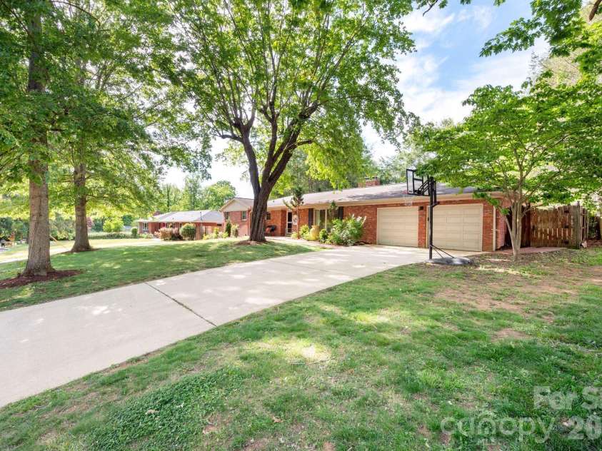 25 Bevlyn Drive, Asheville, NC 28803.  MLS# CAR4383136, YatesRealty ID 24366. Two bay garage with flat driveway
