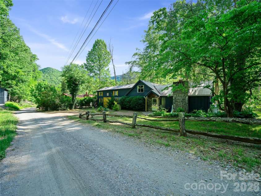 137 Mountain Farm Road, Burnsville, NC 28714.  MLS# CAR4384288, YatesRealty ID 24369. 