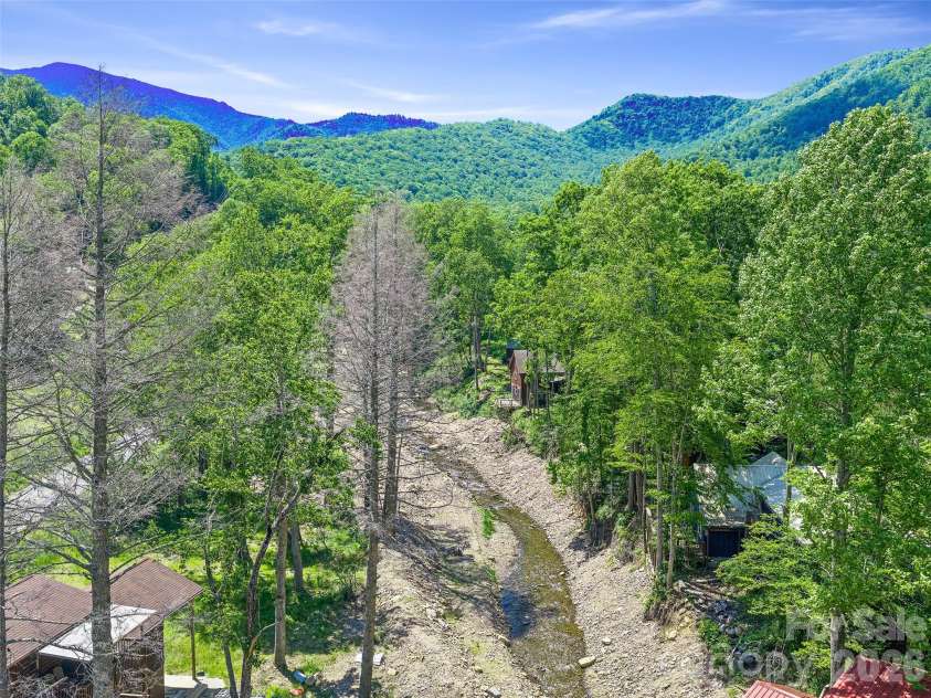 137 Mountain Farm Road, Burnsville, NC 28714.  MLS# CAR4384288, YatesRealty ID 24369. 