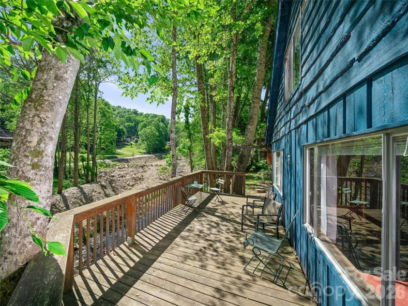 137 Mountain Farm Road, Burnsville, NC 28714.  MLS# CAR4384288, YatesRealty ID 24369. 