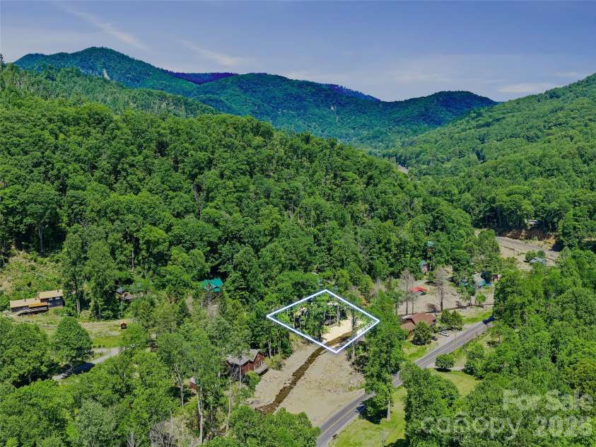 137 Mountain Farm Road, Burnsville, NC 28714.  MLS# CAR4384288, YatesRealty ID 24369. 