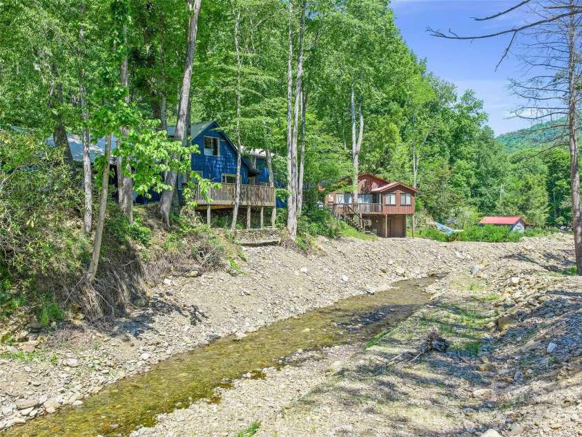 137 Mountain Farm Road, Burnsville, NC 28714.  MLS# CAR4384288, YatesRealty ID 24369. 