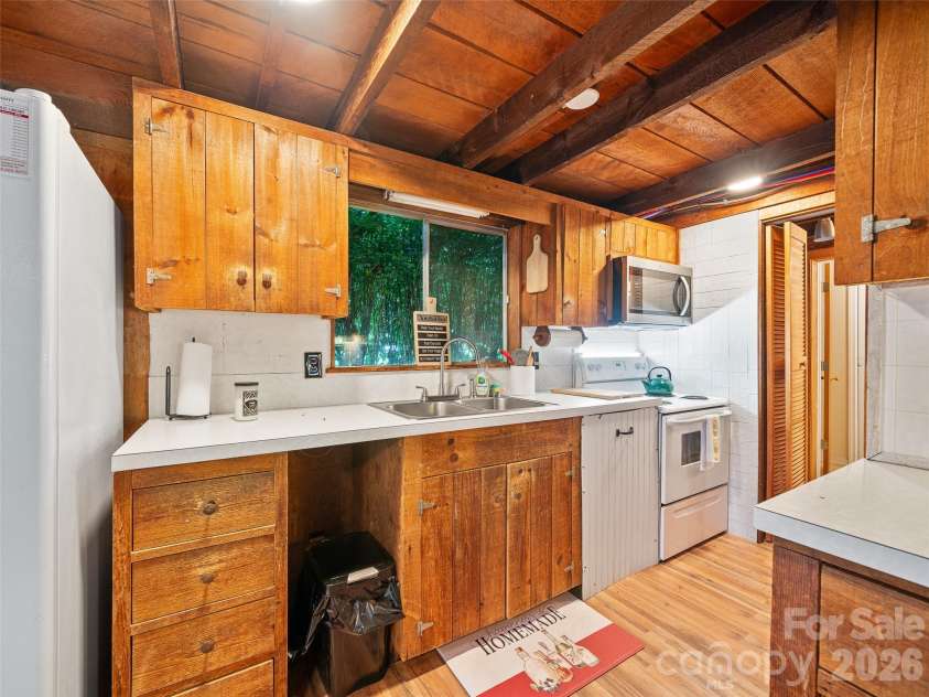 137 Mountain Farm Road, Burnsville, NC 28714.  MLS# CAR4384288, YatesRealty ID 24369. 