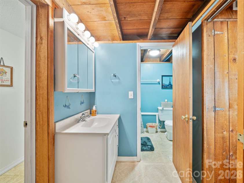 137 Mountain Farm Road, Burnsville, NC 28714.  MLS# CAR4384288, YatesRealty ID 24369. 