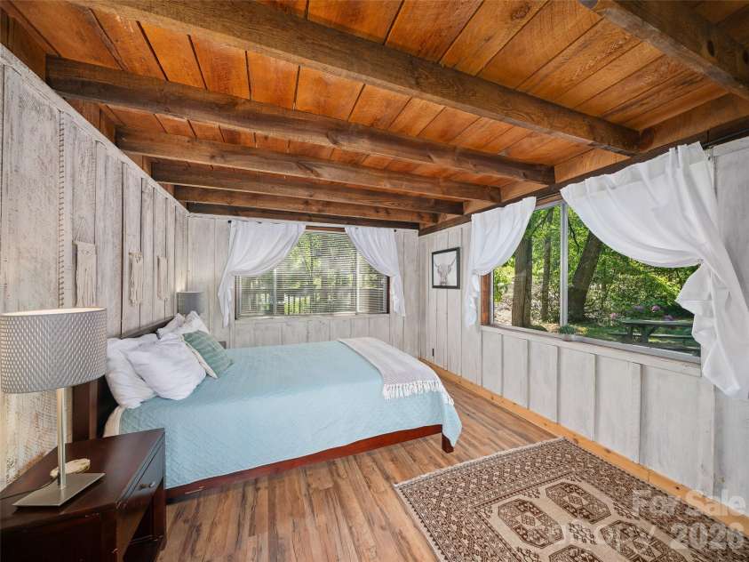 137 Mountain Farm Road, Burnsville, NC 28714.  MLS# CAR4384288, YatesRealty ID 24369. 